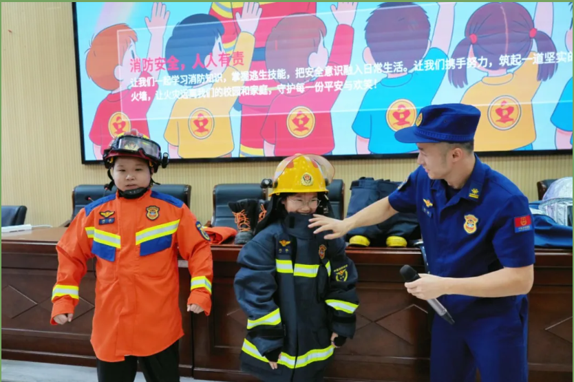 穿戴灭火与抢险救援服装.jpg